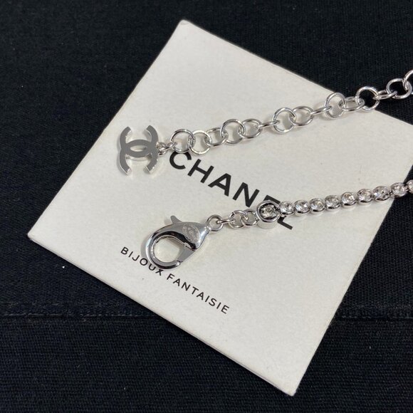 CHANEL Glamorous with Pearls Necklace Authentic - Picture 4 of 4